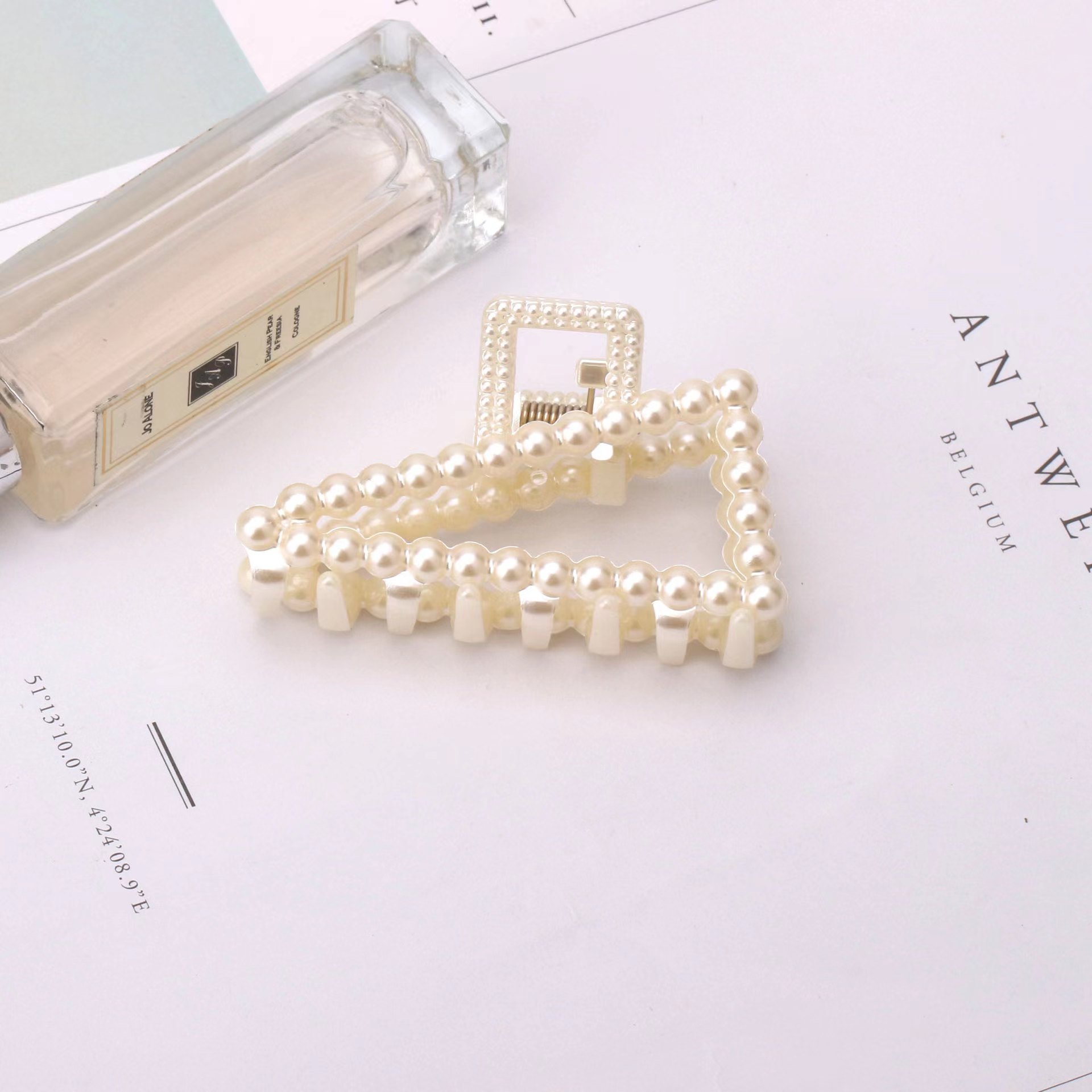 Korean version bow tie large simple shark clip accessory hair clip, women's headwear plastic pearl small hair clip wholesale h-515 Specification image