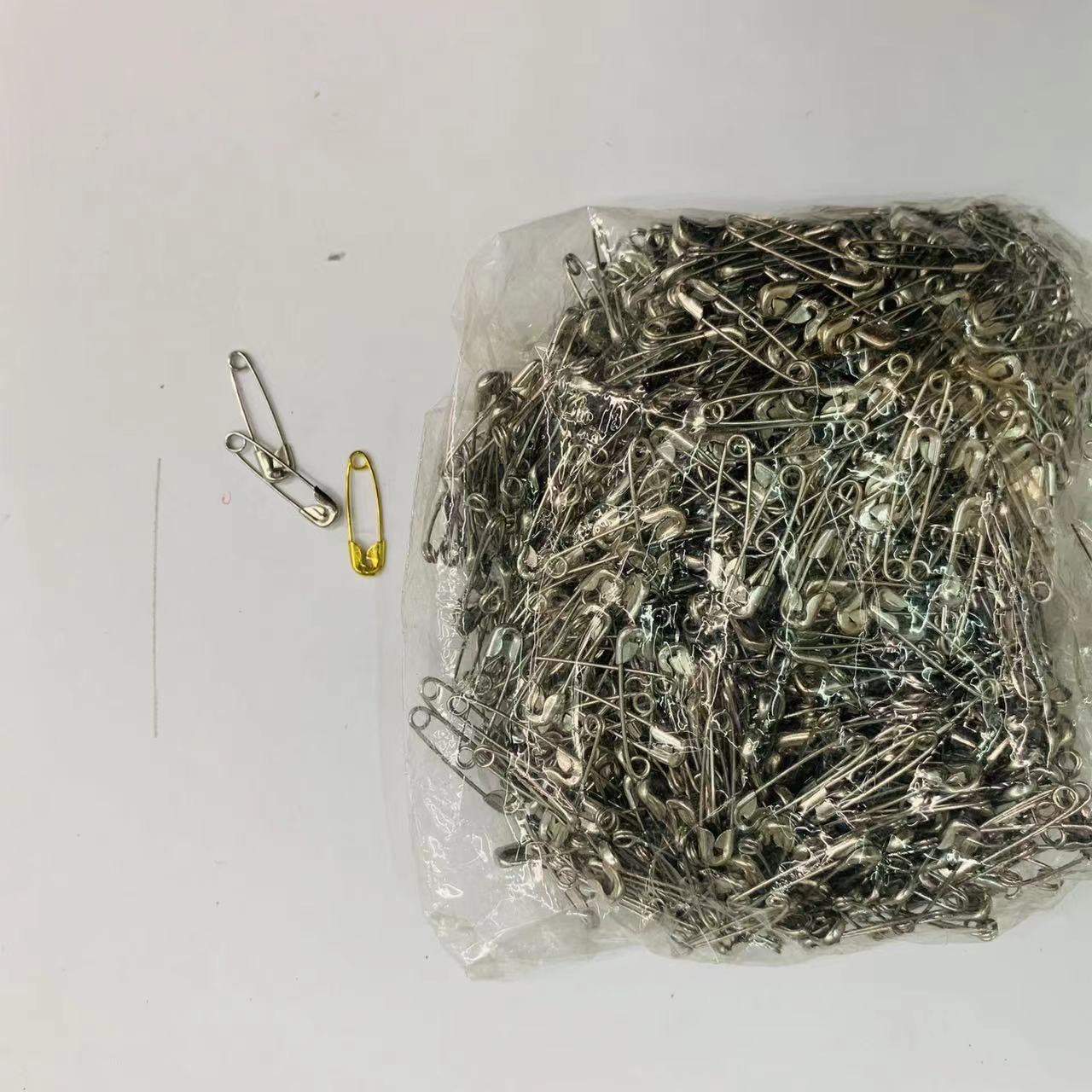 保险针/固定针/彩色别针白底实物图