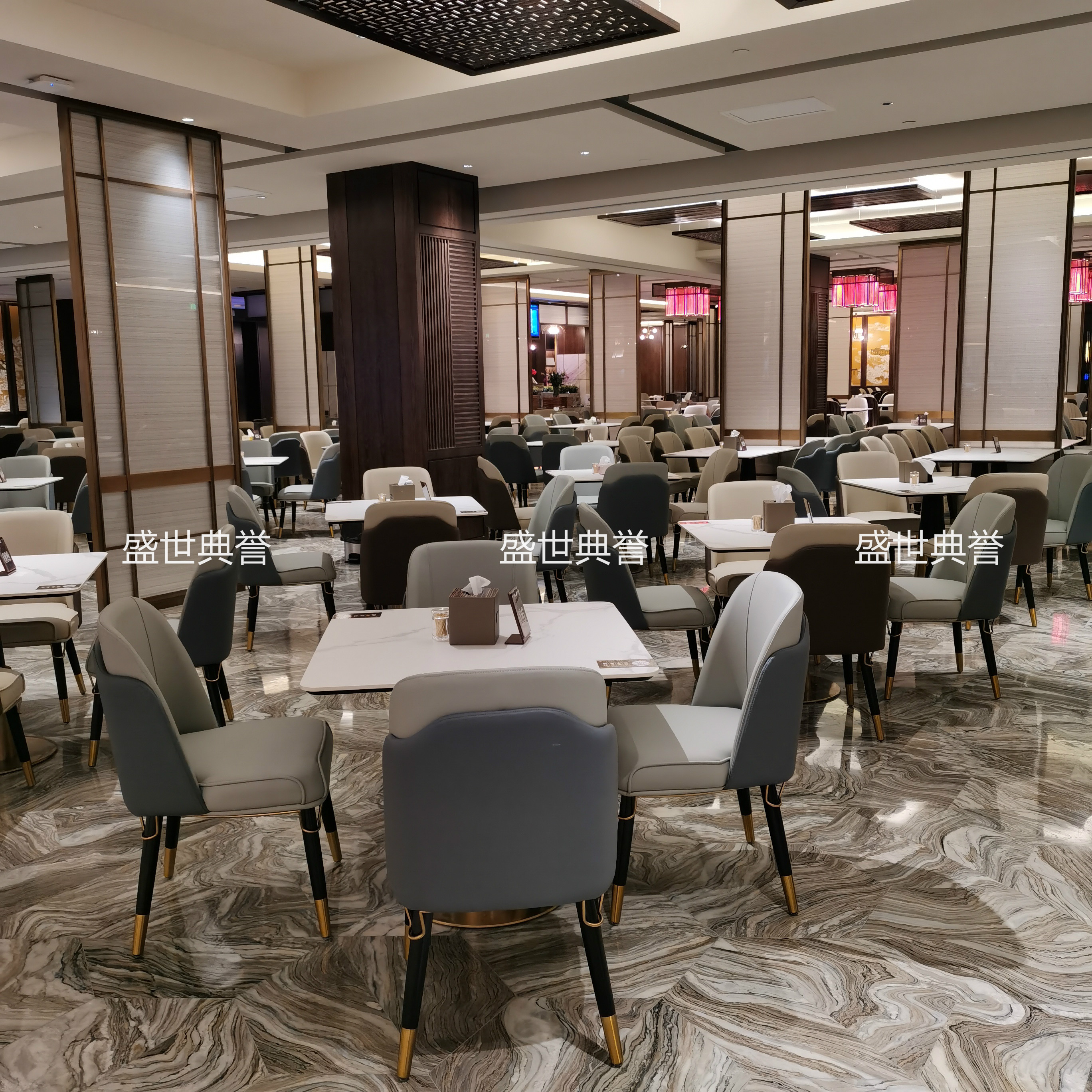 كراسي المائدة الخشبية في الكافيتريا الكافيتريا الكافيتريا في فندق غغتشو الدولي Specification image