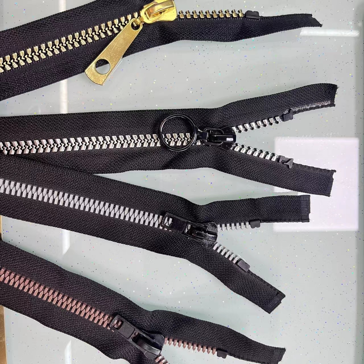 Manufacturer resin special tooth zipper silver gold white and other colorful circle head automatic head laser top many types of zipper pull head bag jacket thumbnail