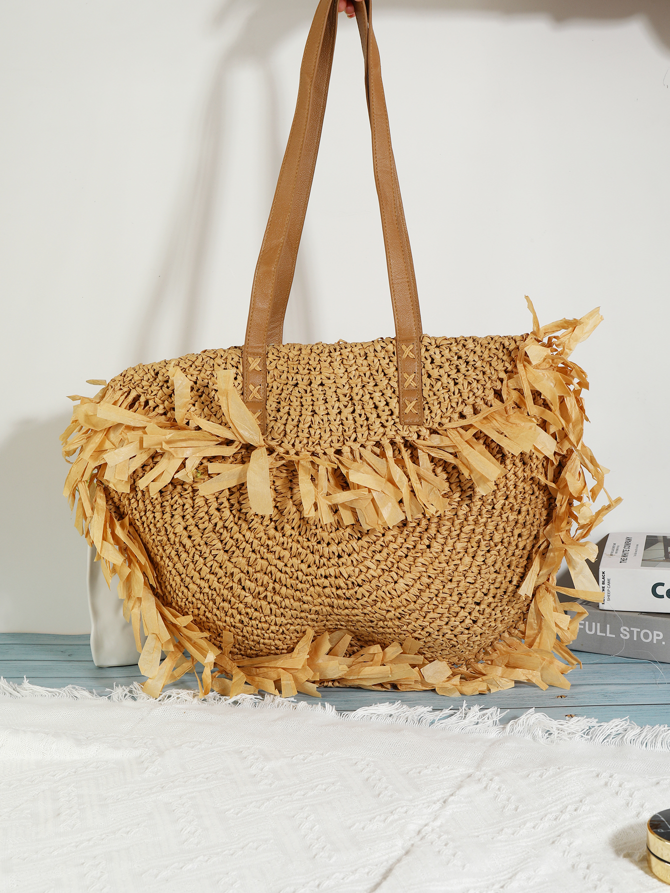 Single shoulder large capacity tassel Baufu coconut braided by Sentry pastoral style grass full figure