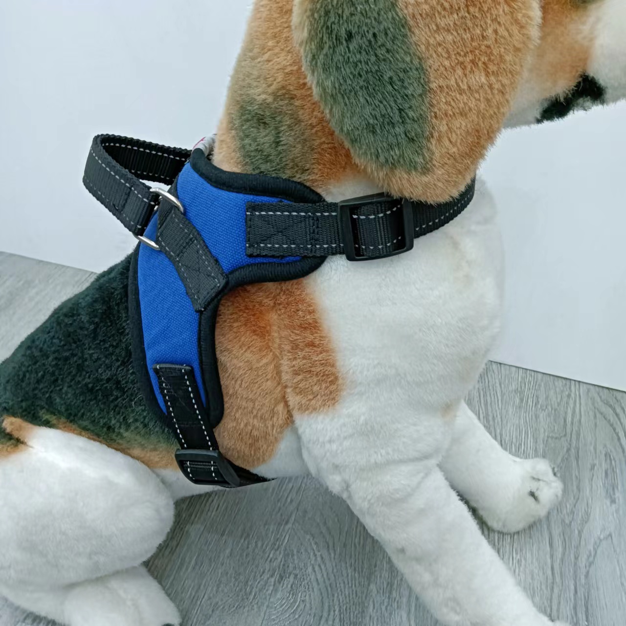 M Cross-Border Hot Pet Chest Strap Leash Explosion-Proof Flush Dog Leash Leash Chest Strap Pet Supplies Wholesale Application Scenario