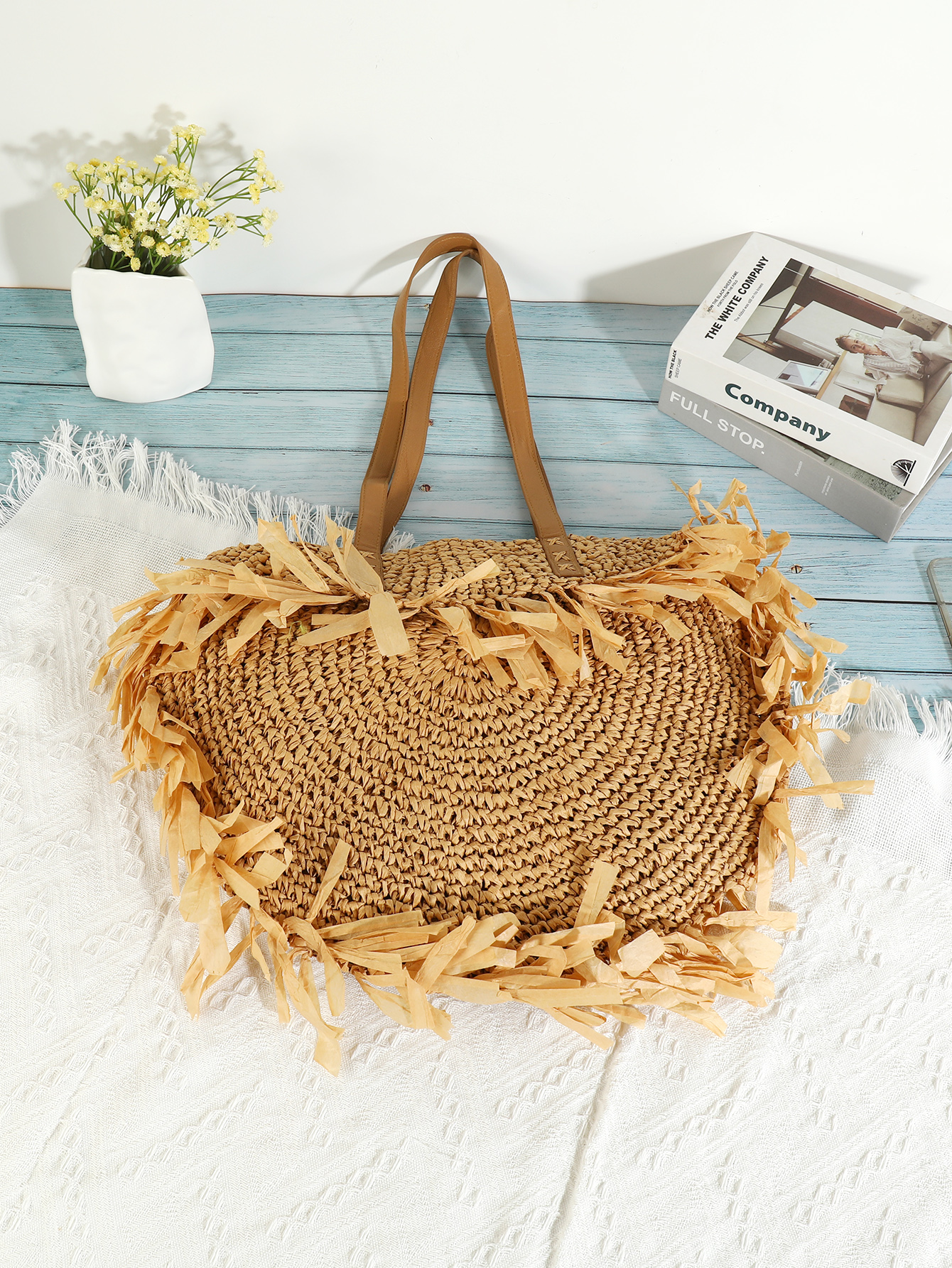 Single shoulder large capacity tassel Baufu coconut braided by Sentry pastoral style grass Application Scenario