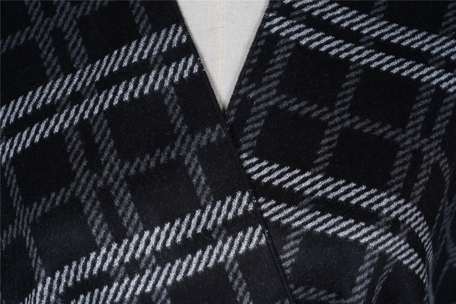 Wholesale winter fashion cape plaid print pleated warm pleated chiffon design cape senior ladies