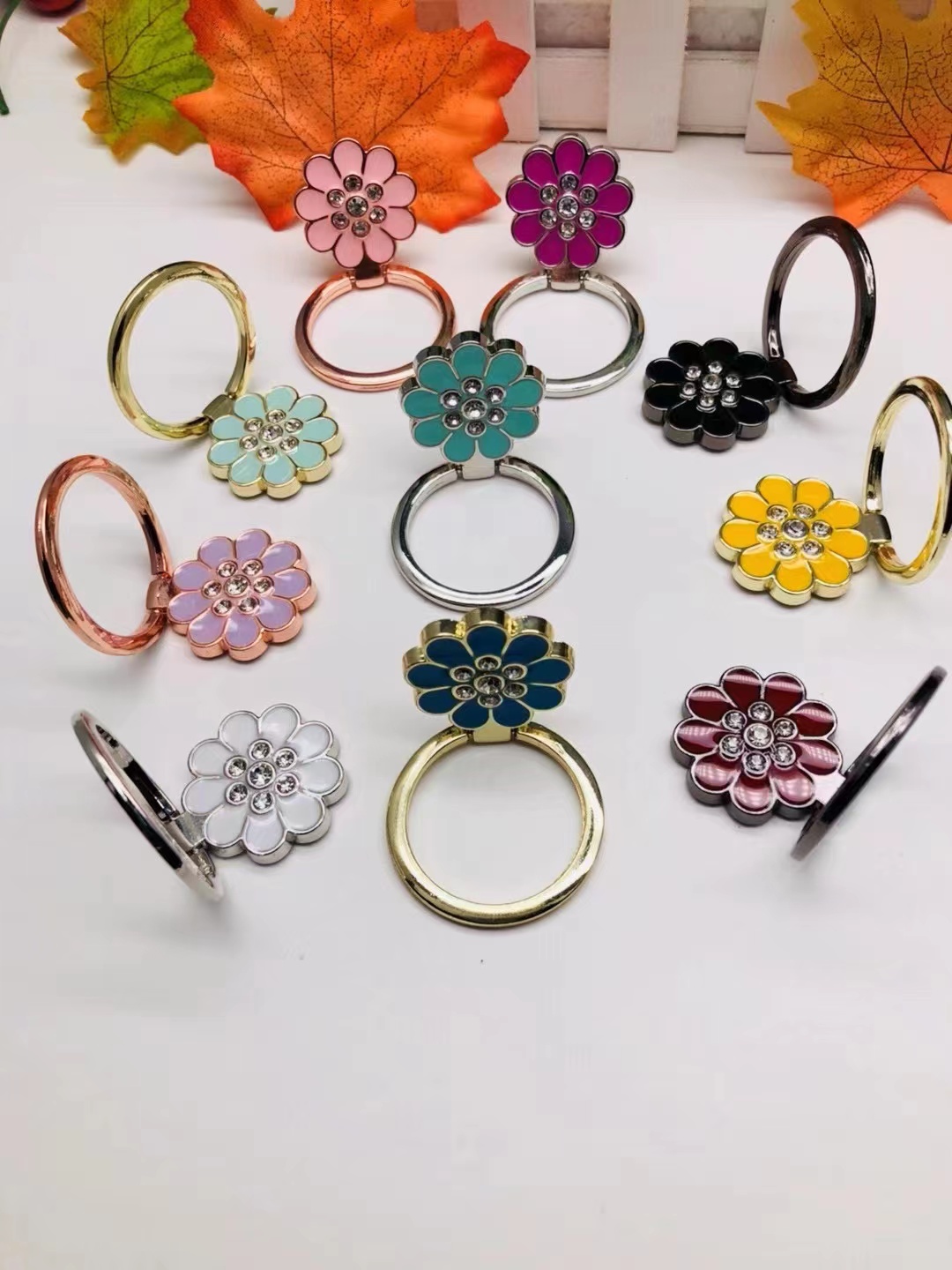 Новые металлические кольца на столике сотового телефона, оснащенные блестками, оснащены более современными моделями для женщин-обслуживающих службу поддержки с помощью мобильных телефонов pic 12