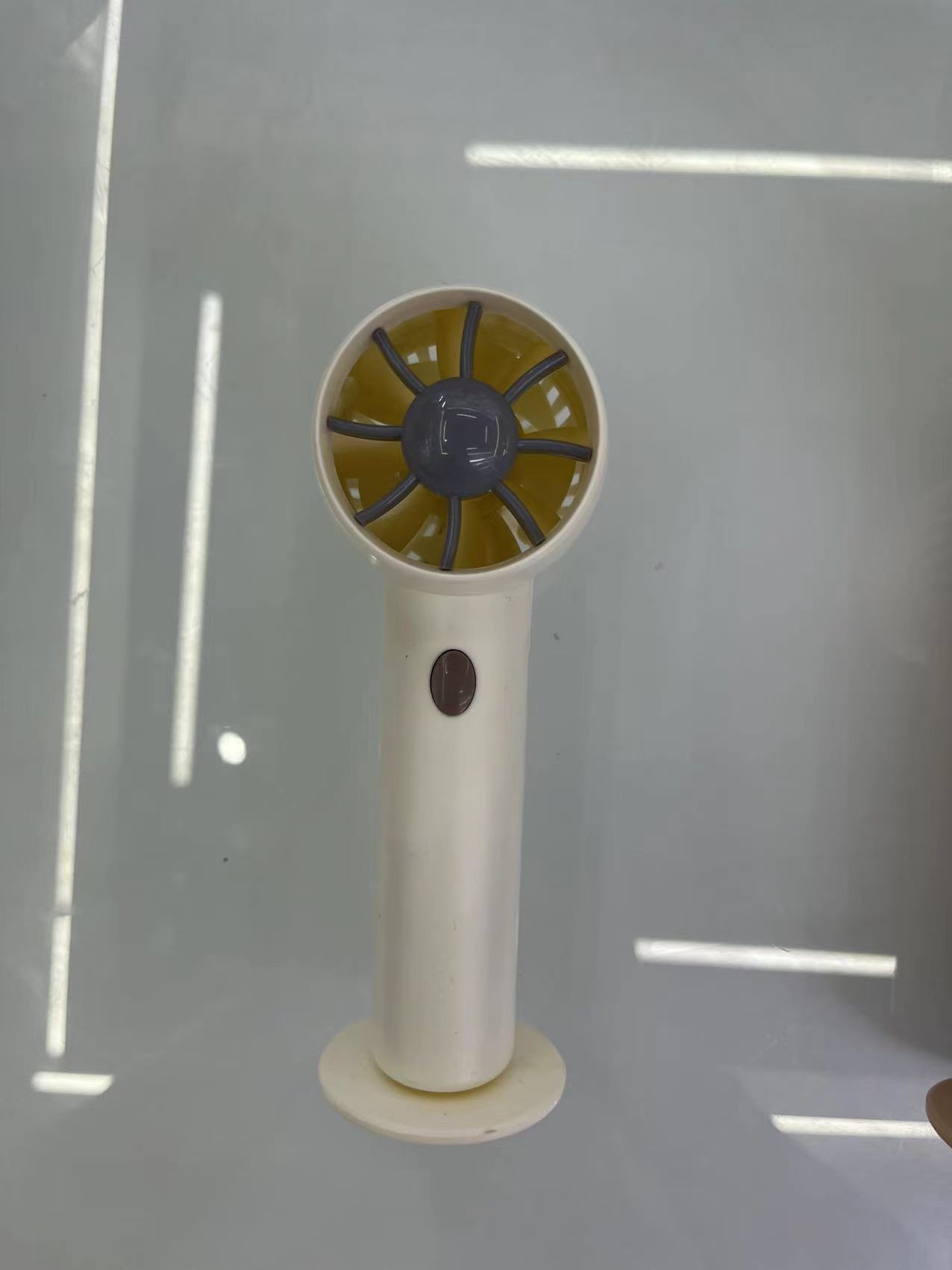 The KD-180 handheld hair dryer comes in three colors: pink, white and blue, with two Settings. It is convenient to carry pic 1