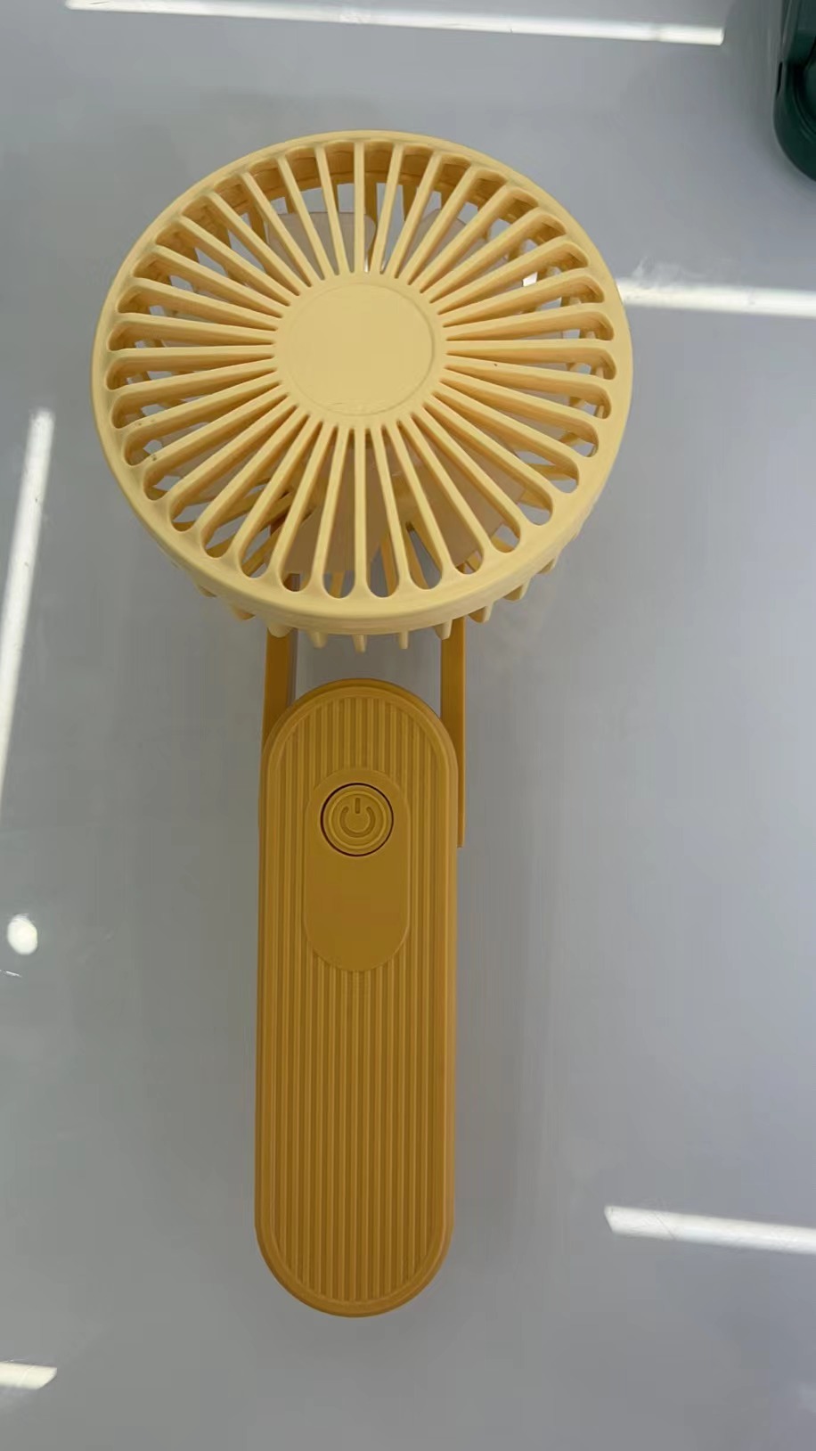 The CS122 handheld folding fan comes in five colors: yellow, blue, green, pink and black, with three wind speed Settings. It is convenient to carry pic 1