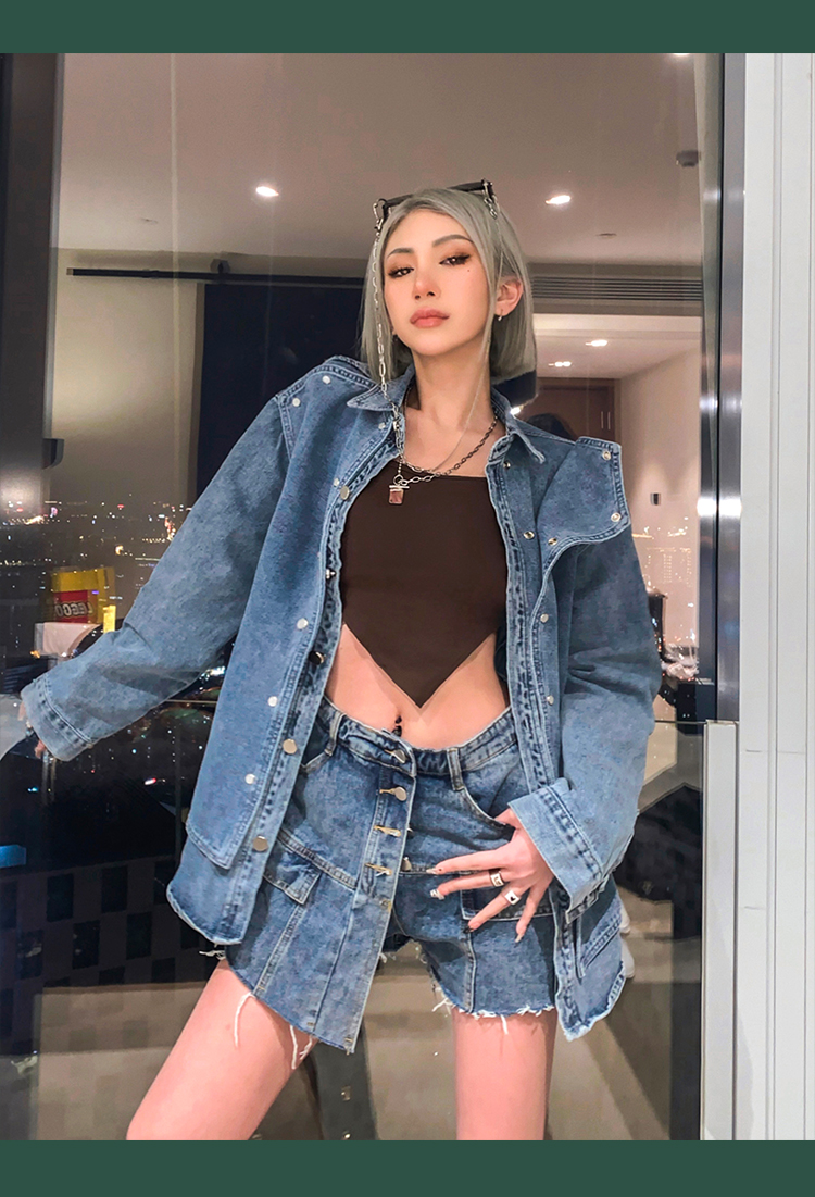 In the summer of 2022, the trend of wearing a halter top as an inner layer with a chest pad and an irregular outer layer on Instagram is becoming popular pic 6