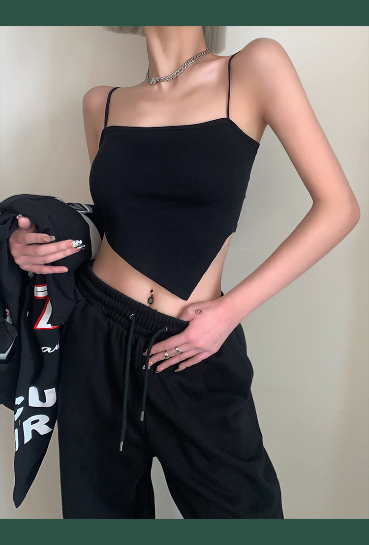 In the summer of 2022, the trend of wearing a halter top as an inner layer with a chest pad and an irregular outer layer on Instagram is becoming popular pic 4