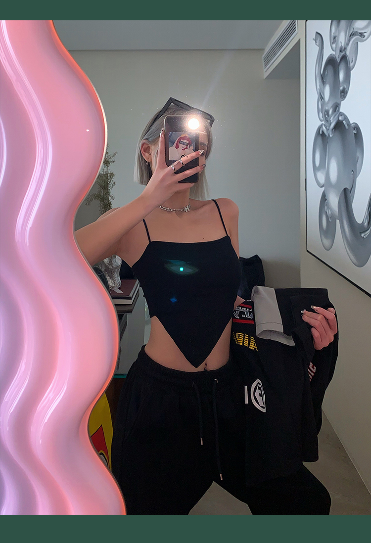 In the summer of 2022, the trend of wearing a halter top as an inner layer with a chest pad and an irregular outer layer on Instagram is becoming popular pic 2