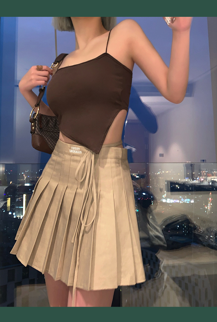 In the summer of 2022, the trend of wearing a halter top as an inner layer with a chest pad and an irregular outer layer on Instagram is becoming popular pic 8
