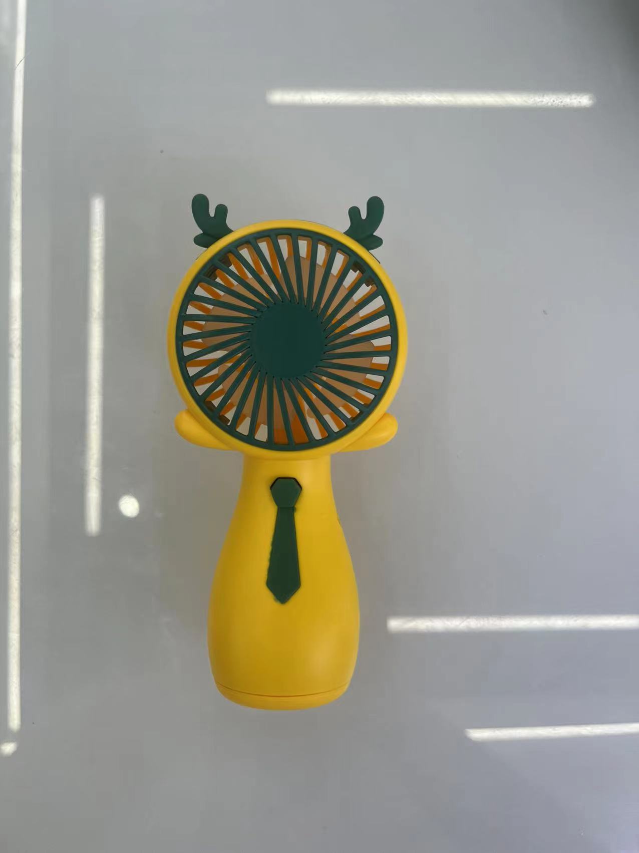 TJ-18 迷你充电小风扇 白 黄 绿 粉 四个颜色  一档风力  手持风扇  携带方便详情1