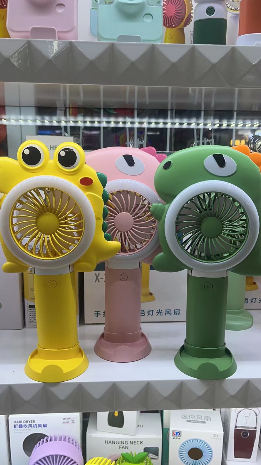 The X26 dual-color light folding fan comes in three colors: yellow, pink and green. It can be folded with three wind speeds and is convenient to carry by hand pic 1