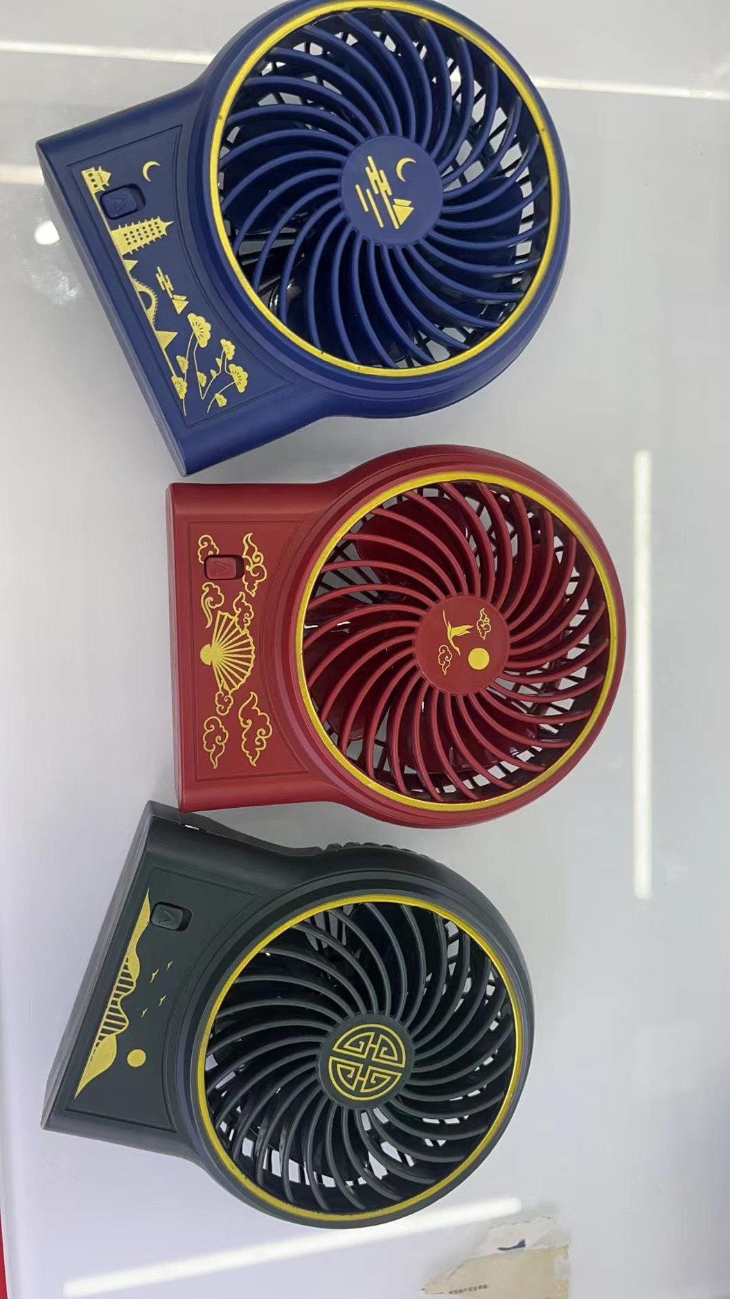 The ZB074 mini national trend charging fan has two Settings and comes in three colors: green, red and blue. It is a portable handheld fan pic 1