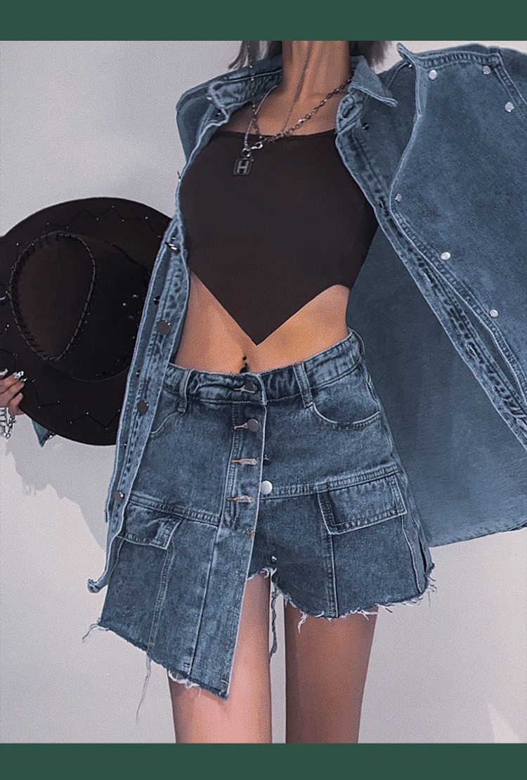 In the summer of 2022, the trend of wearing a halter top as an inner layer with a chest pad and an irregular outer layer on Instagram is becoming popular pic 7
