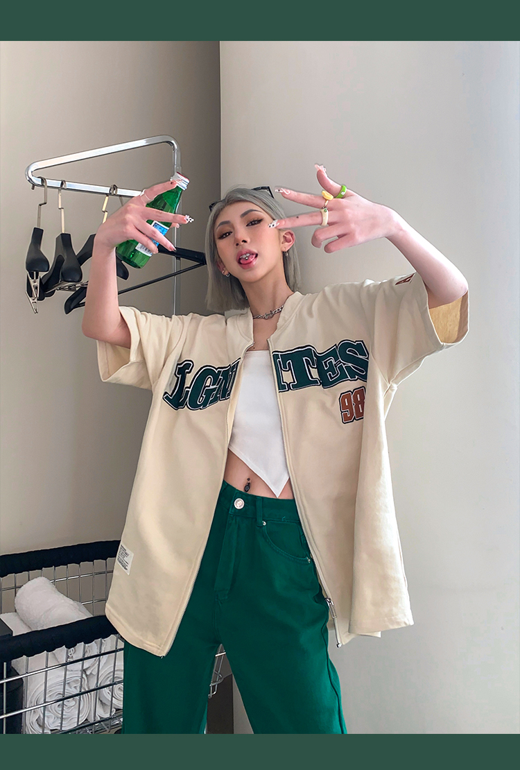 In the summer of 2022, the trend of wearing a halter top as an inner layer with a chest pad and an irregular outer layer on Instagram is becoming popular pic 9