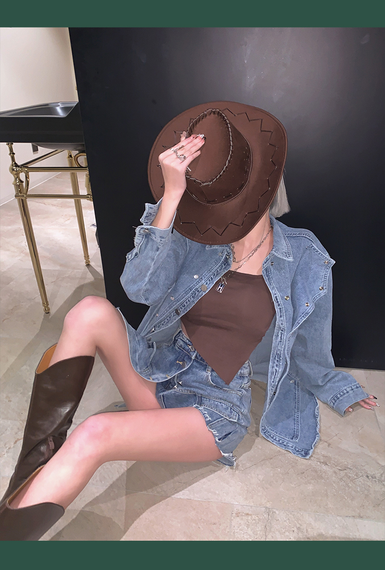 In the summer of 2022, the trend of wearing a halter top as an inner layer with a chest pad and an irregular outer layer on Instagram is becoming popular pic 10
