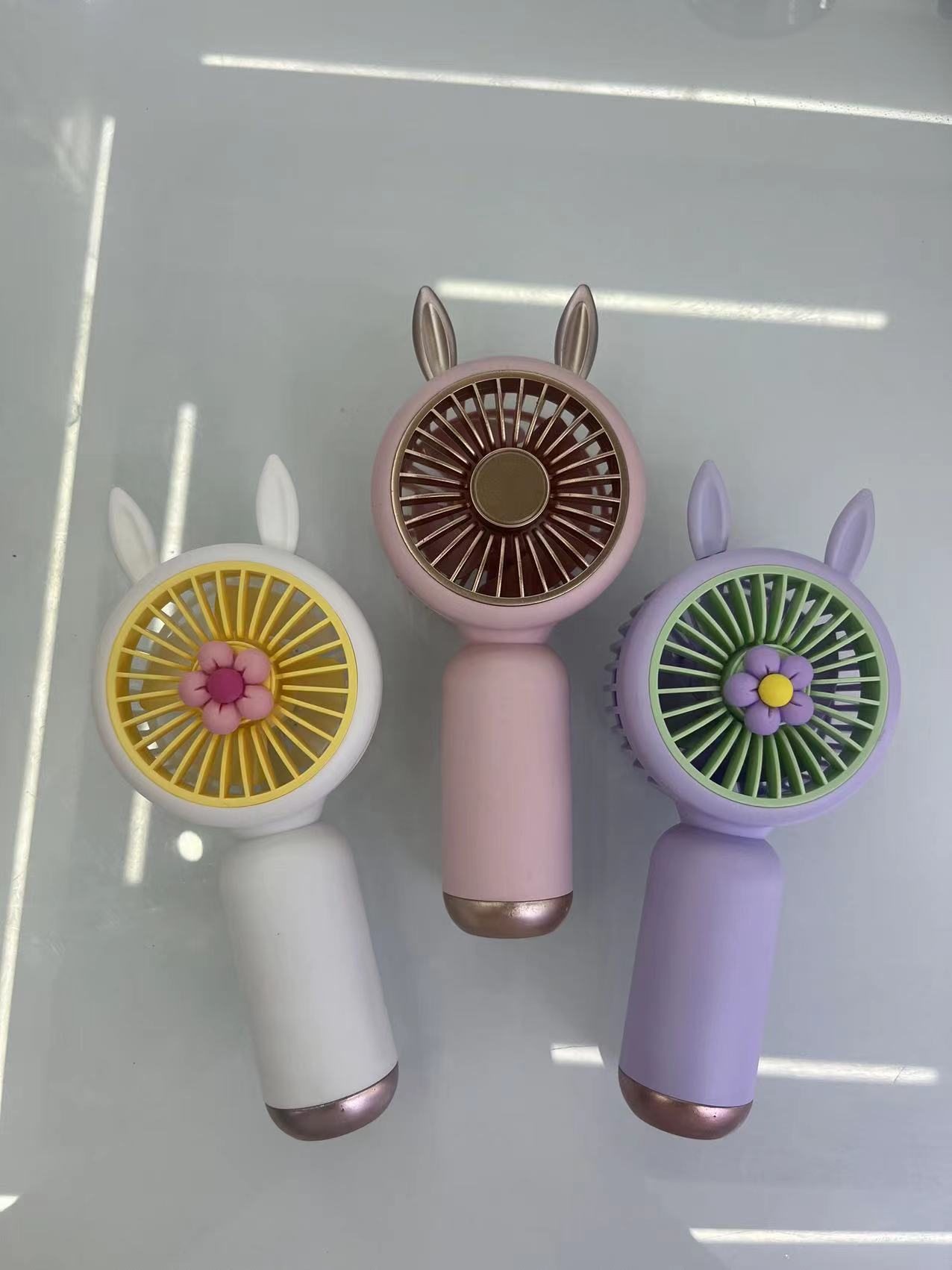 The 88145 mini charging fan comes in three colors: pink, white and purple, with one setting. It is a handheld fan that is easy to carry pic 1
