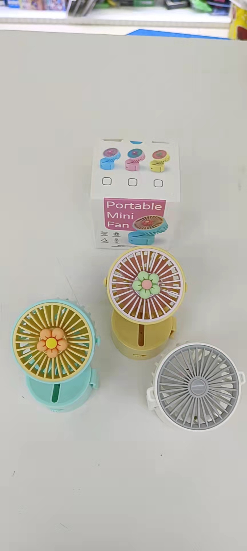 The HQ66-11 flower-shaped neck-hanging fan comes in three colors: yellow, pink and blue. It can be placed on the table with a rope and hung around the neck for easy carrying pic 1