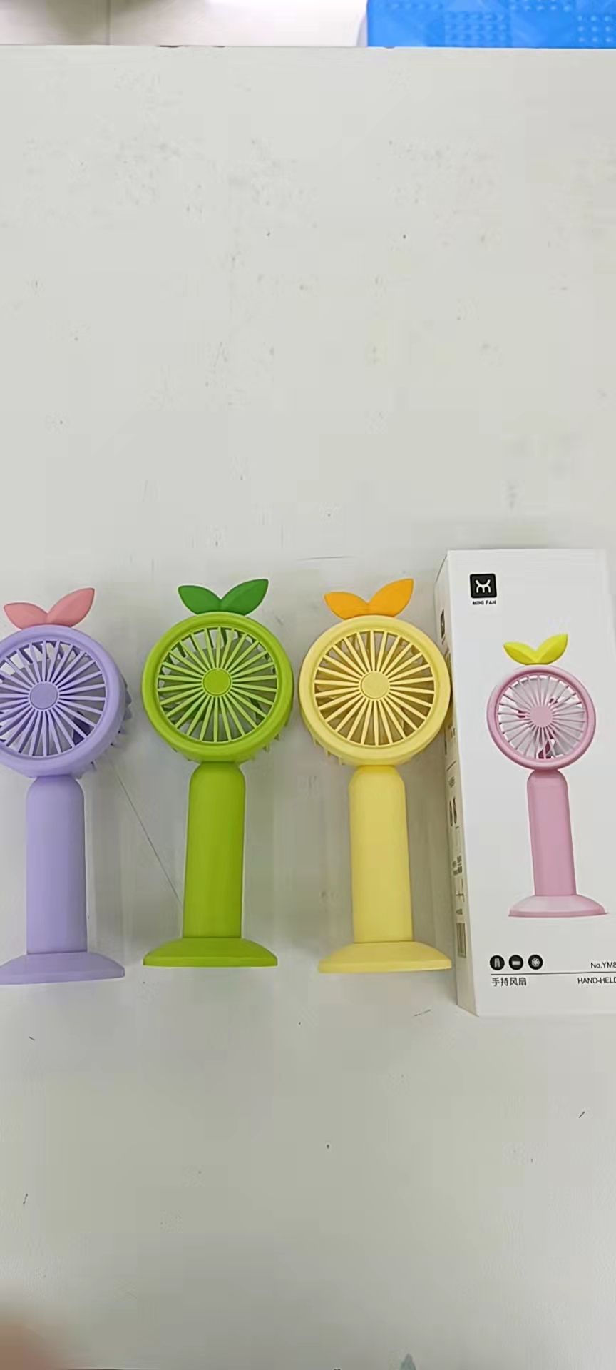 The YM88513B leaf charging fan has three wind speeds, is convenient to hold and carry on the desktop, and comes in four colors: blue, pink, green and yellow pic 1