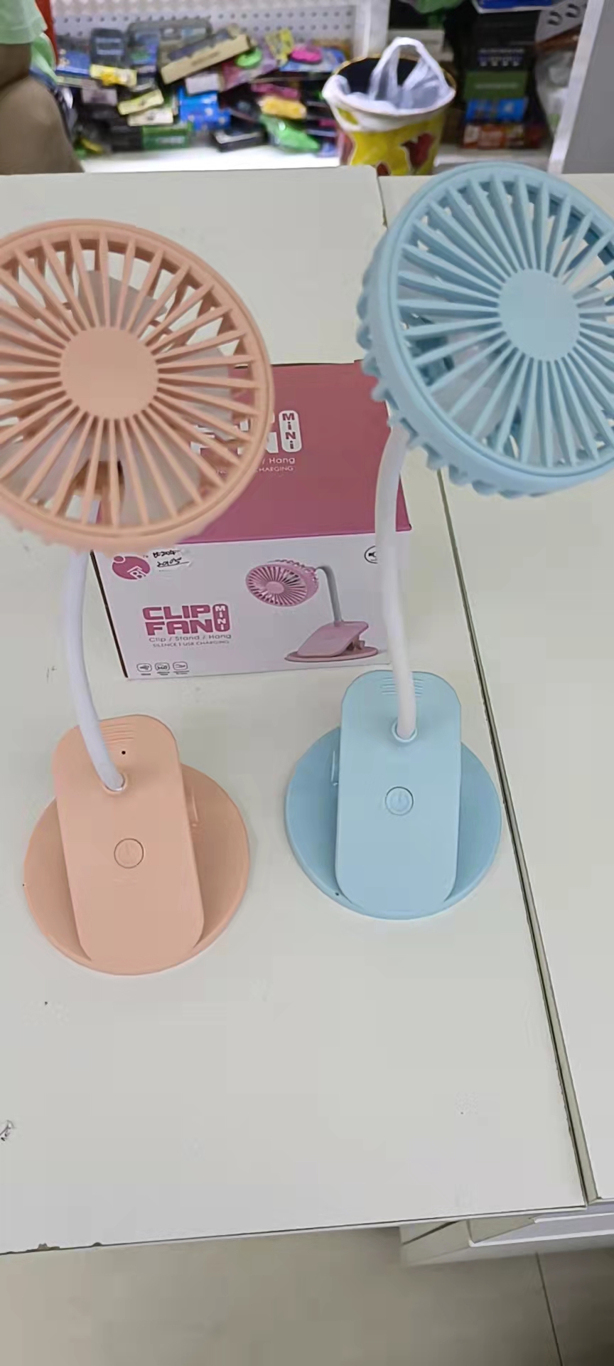 The Q204 simple clip fan comes in three colors: pink, blue and white. It has a clip function and can be folded on the desktop for easy carrying pic 1