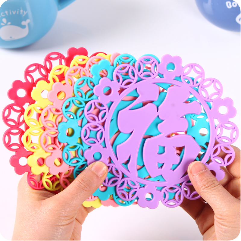 Hollowed-out patterned custom silicone coasters, soft rubber coasters, Yiwu daily-use coasters, soft rubber round thickened silicone heat insulation pads, eco-friendly silicone placemats, wholesale and customization in stock