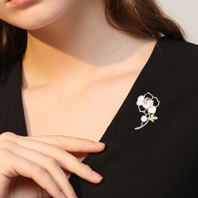 Factory direct sales creative light luxury Korean version of the new selling cartoon ancient fritillion flower characters whiting stone diamond creative retro brooch simple fashion accessory pins in stock