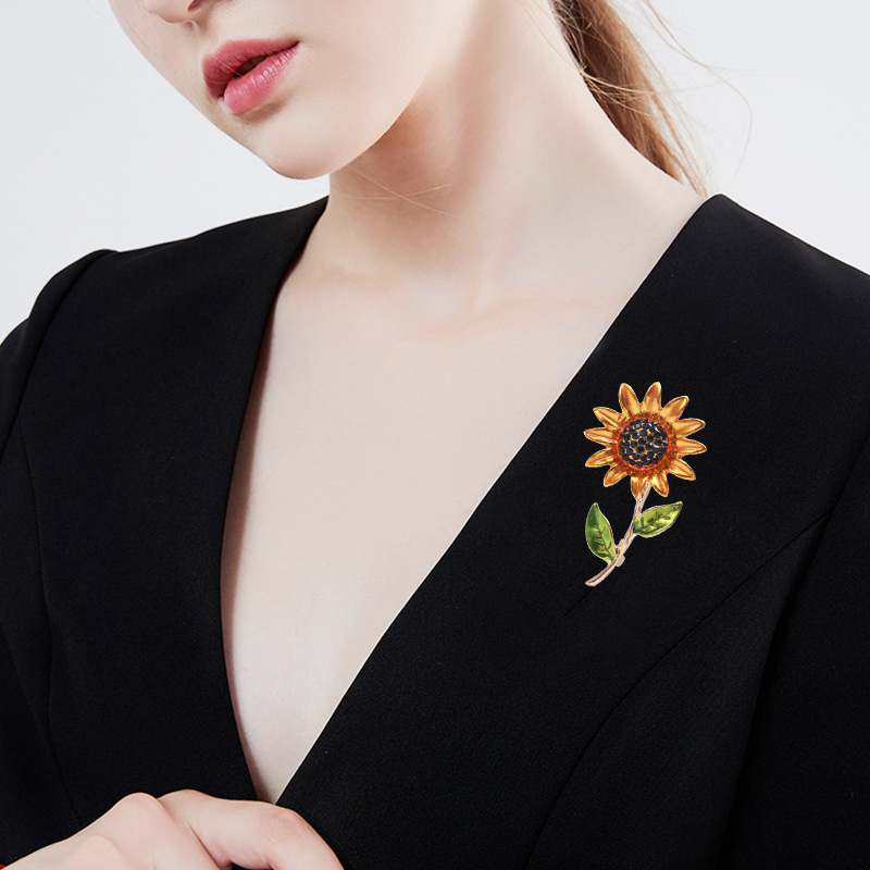 Factory direct creative light luxury Korean version of the new hot cartoon drop oil sunflower fortune tree light luxury water diamond creative retro brooch simple fashion accessory pins in stock thumbnail