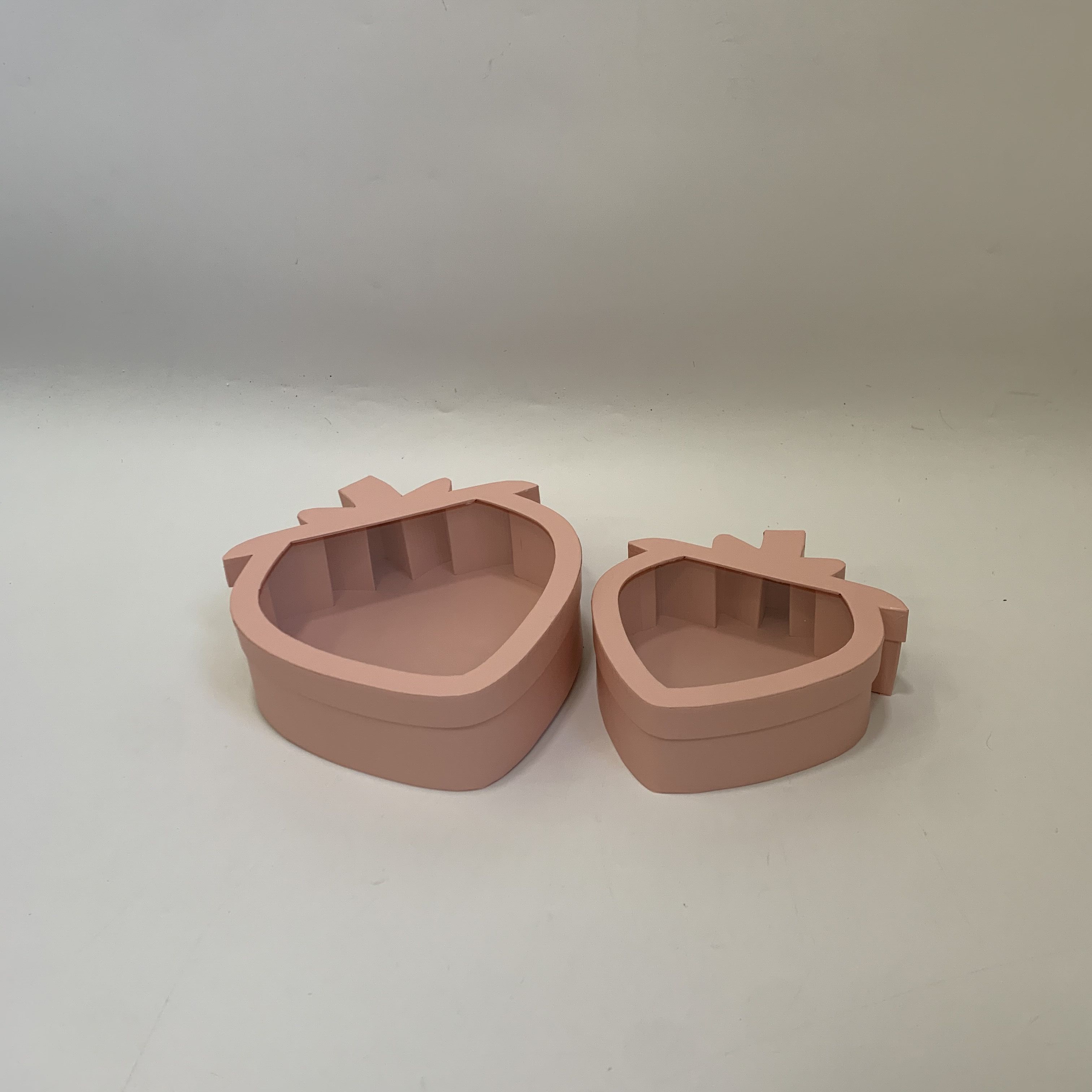 Weina Strawberry Hollow Set Two Flower Gift Box Flower Box Cuddle Bucket With Hand Gift Box Application Scenario