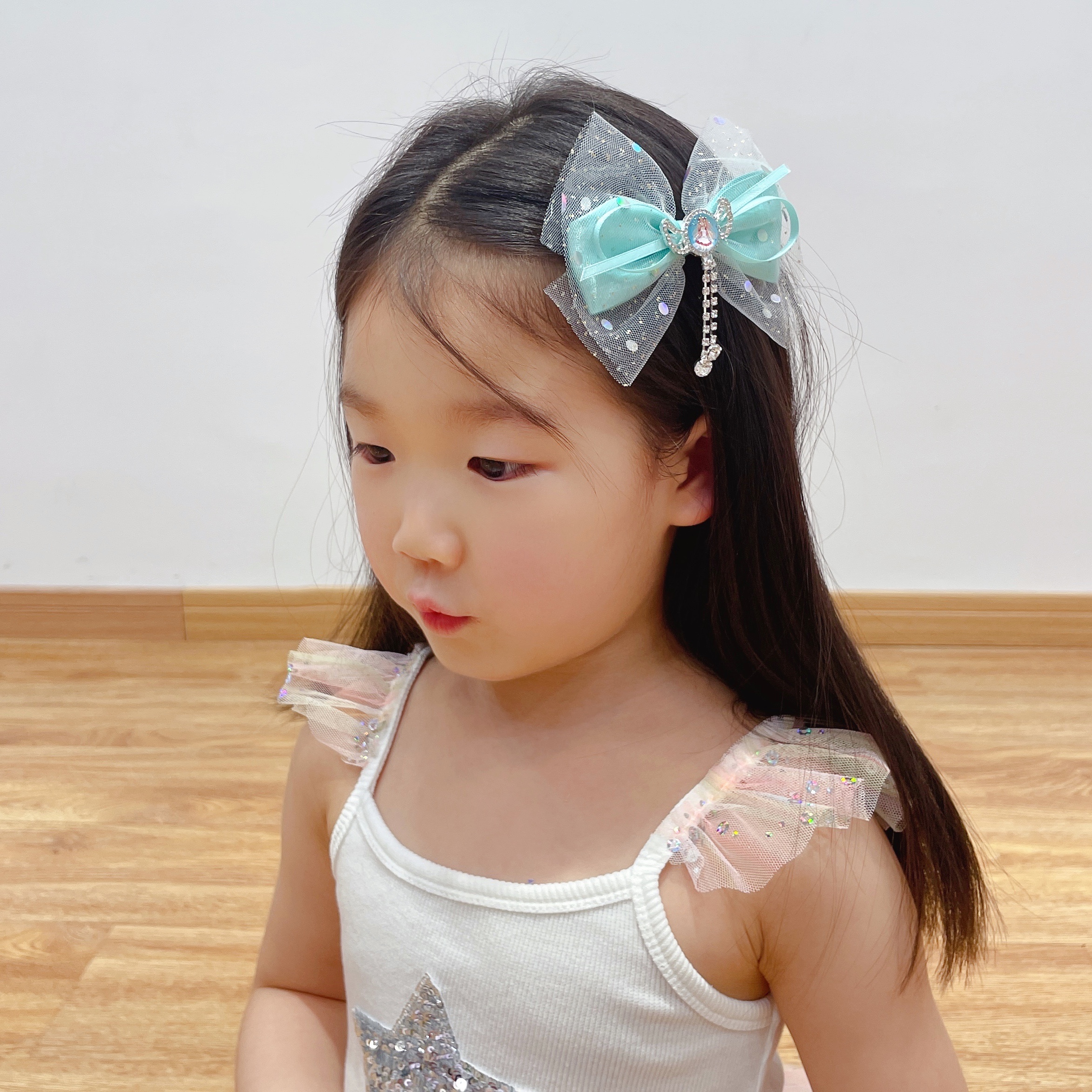 A cute and trendy new children's headwear bow details Picture