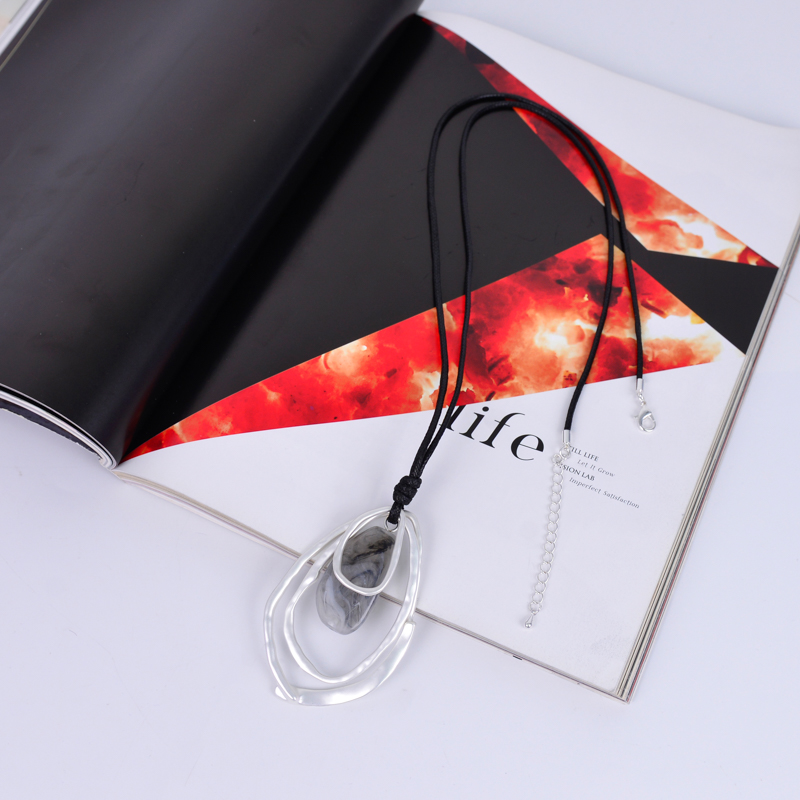 New metal necklace 2022 alloy popular jewelry Europe and the United States exaggerated necklace high sense jewelry foreign trade short necklace thumbnail