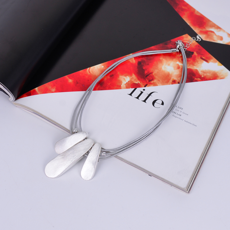 New metal necklace 2022 alloy popular jewelry European and American necklace high sense jewelry foreign trade short necklace