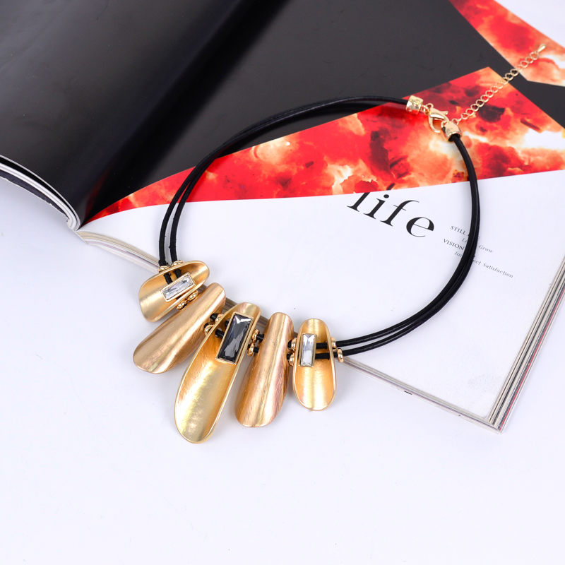 Amazon 2022 hot necklace exaggerated geometric irregularities hollow round piece woven leather rope alloy clavicle chain thumbnail