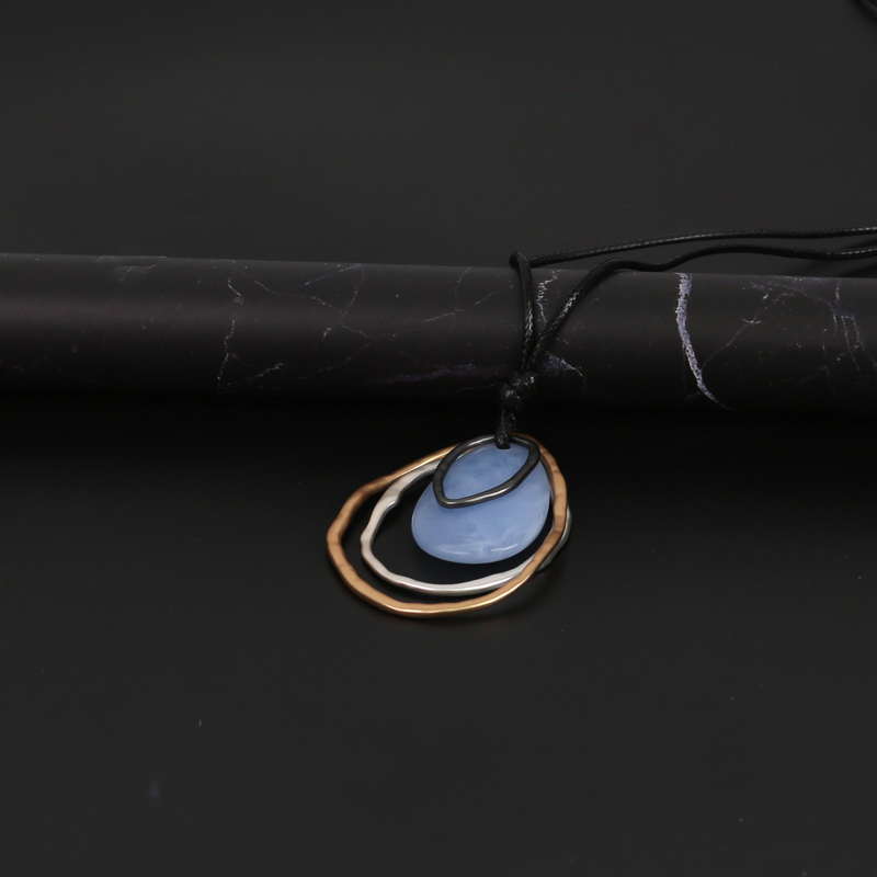 Amazon 2022 hot necklace exaggerated geometric irregular blue round piece woven leather rope alloy clavicle chain thumbnail
