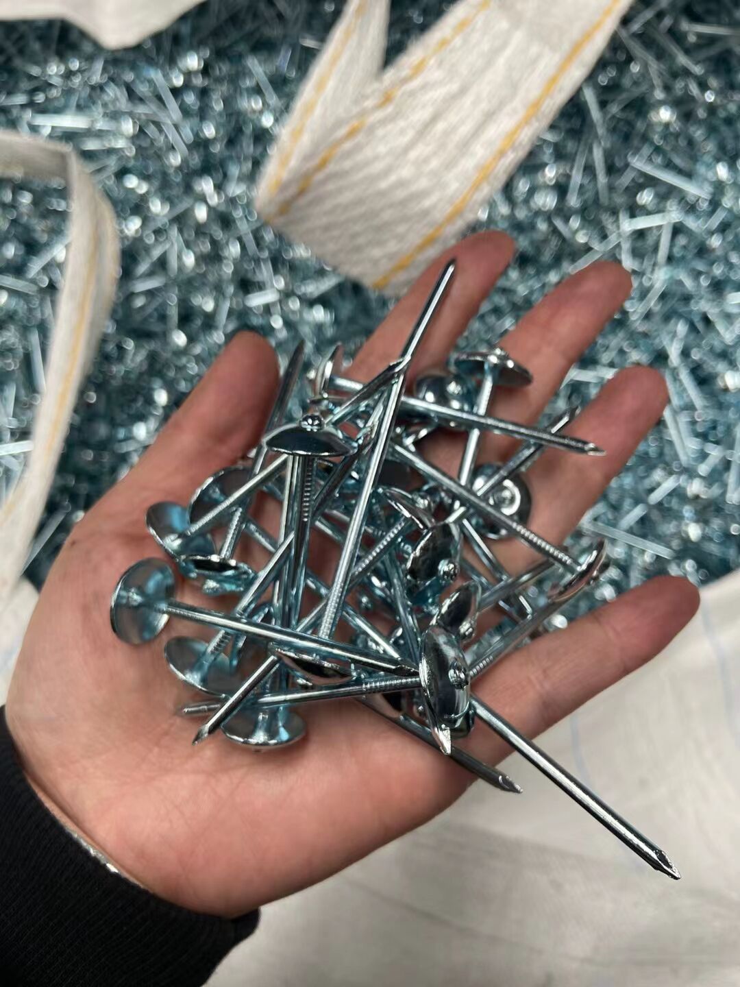 Manufacturer Roofing nail straight rod Roofing nail Hemp rod roofing nail with cushion roofing nail Large cap nail 9G2.5 inch nails galvanized roofing nail