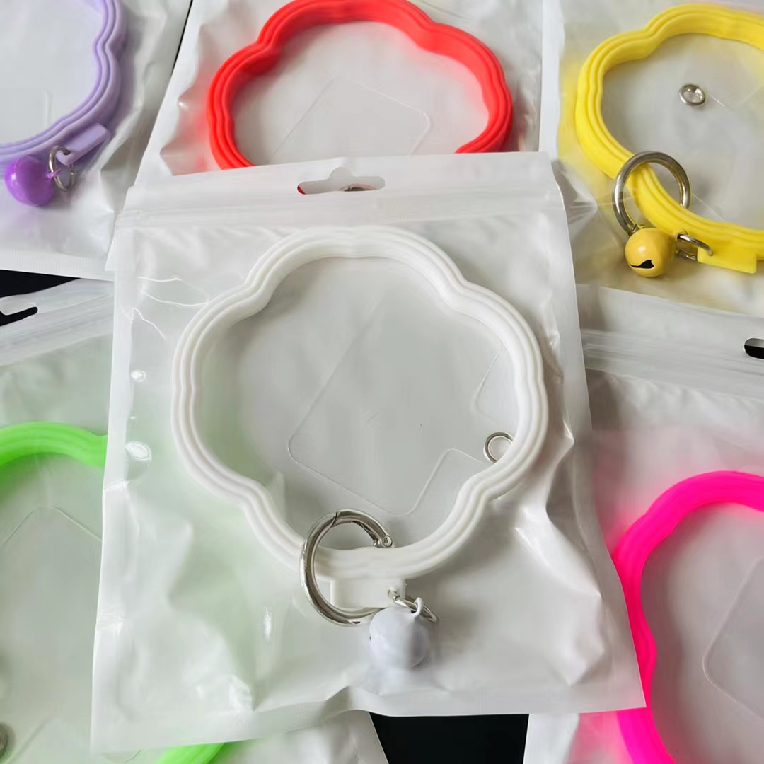 Flower-shaped wavy silicone phone case, universal gradient color anti-loss ring, anti-drop lanyard bracelet Application Scenario