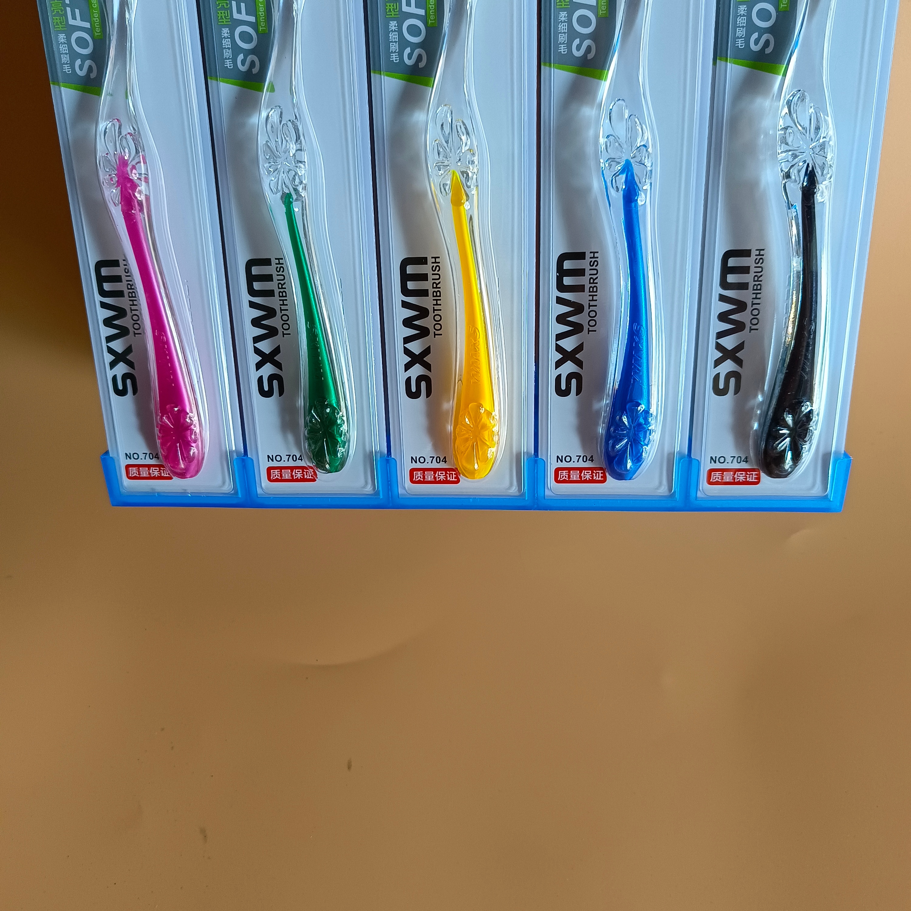 三笑完美义乌日用百货批发 三笑完美704莹亮型柔细软毛牙刷莹亮型柔细软毛牙刷详情2