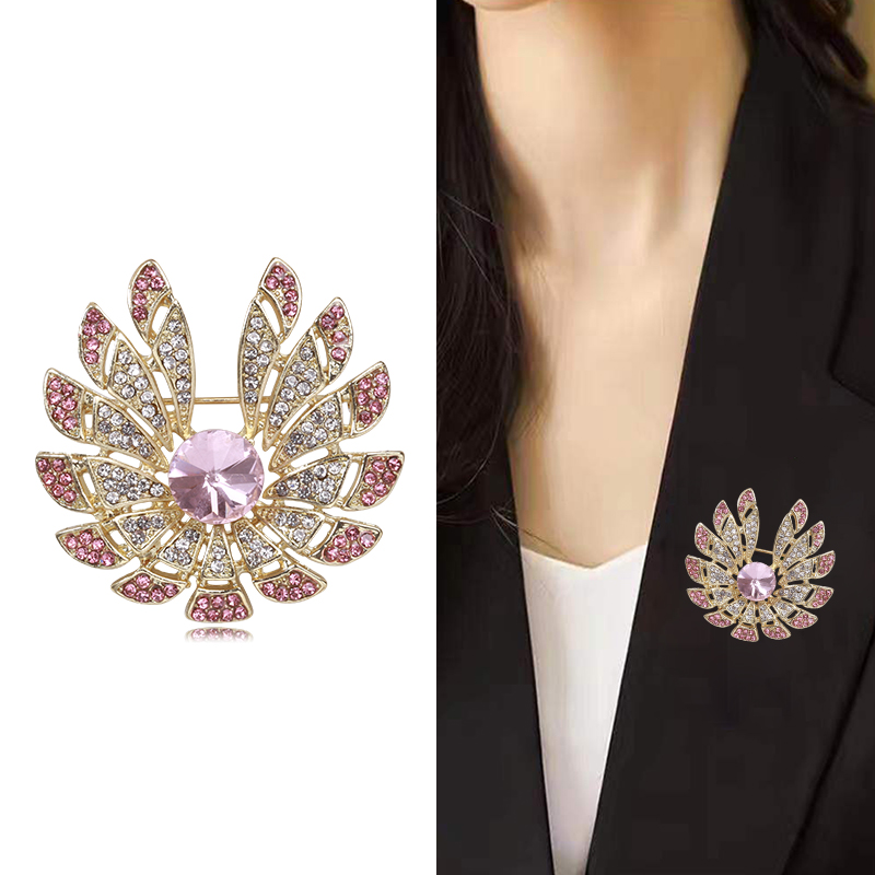 Factory direct sales creative light luxury Korean version of the new hot cartoon diamond Sun flower light luxury creative retro brooch simple fashion accessory pin spot thumbnail