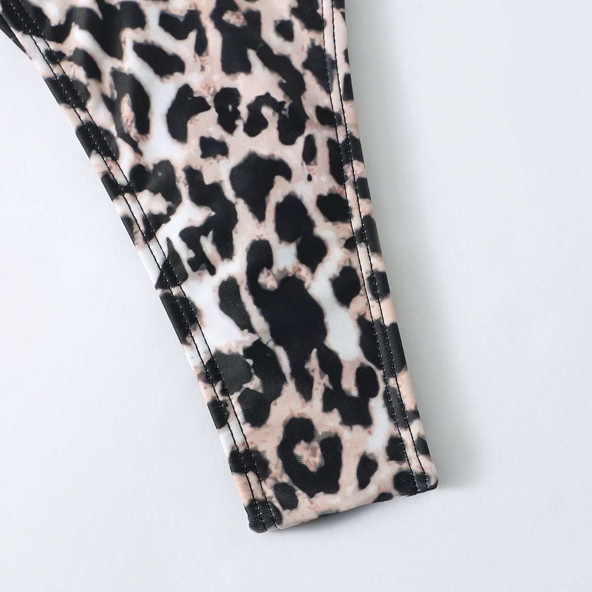 2022 Cross-Border Two-Piece Swimsuit Women Amazon Strap Bikini Leopard Print Sexy Halter Bikini Europe And The United States Single Amazon Three-Point Swimsuit Manufacturers Wholesale Application Scenario