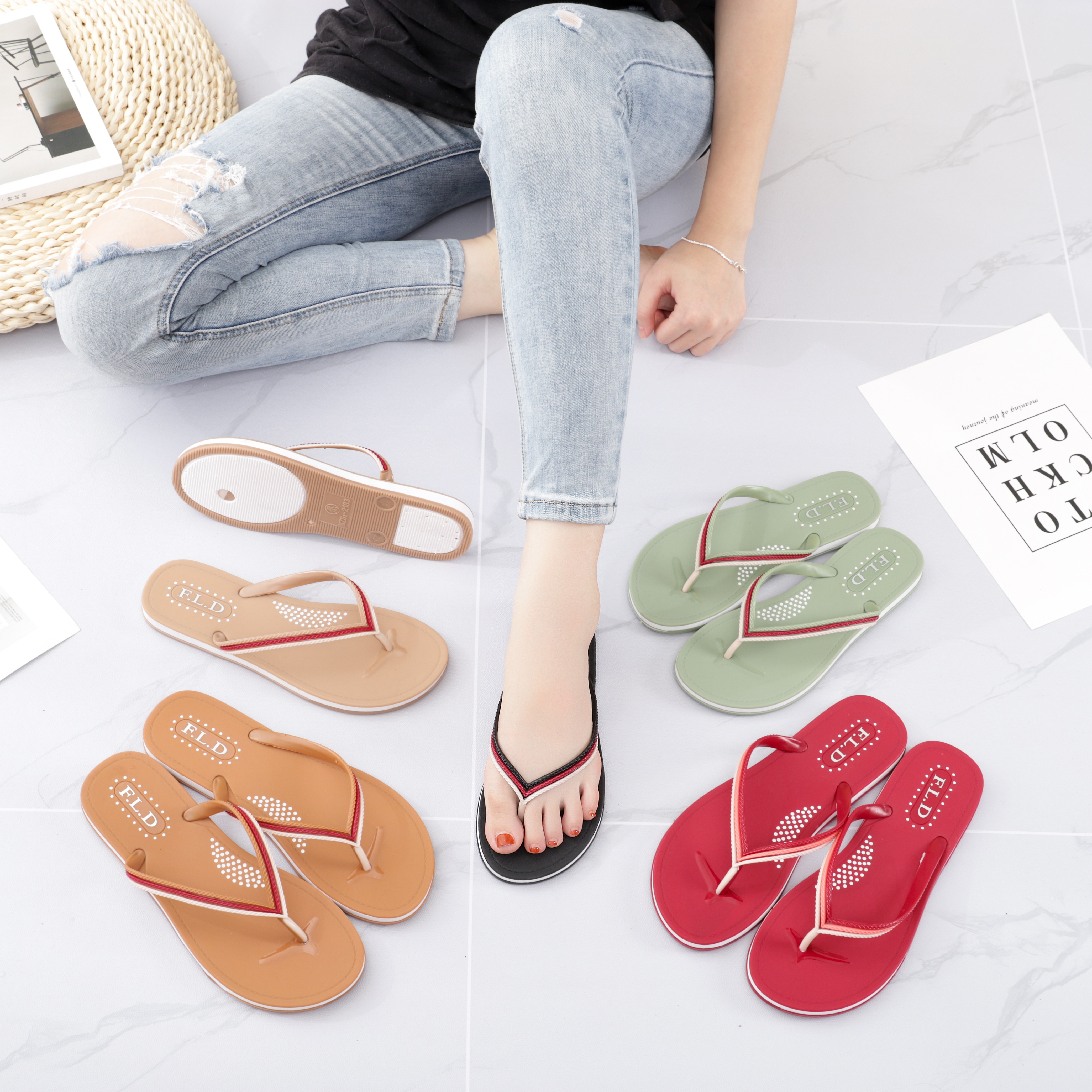 2022 two-color PVC slippers with clipped feet-=