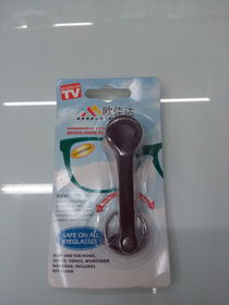 Eyeglass cleaner