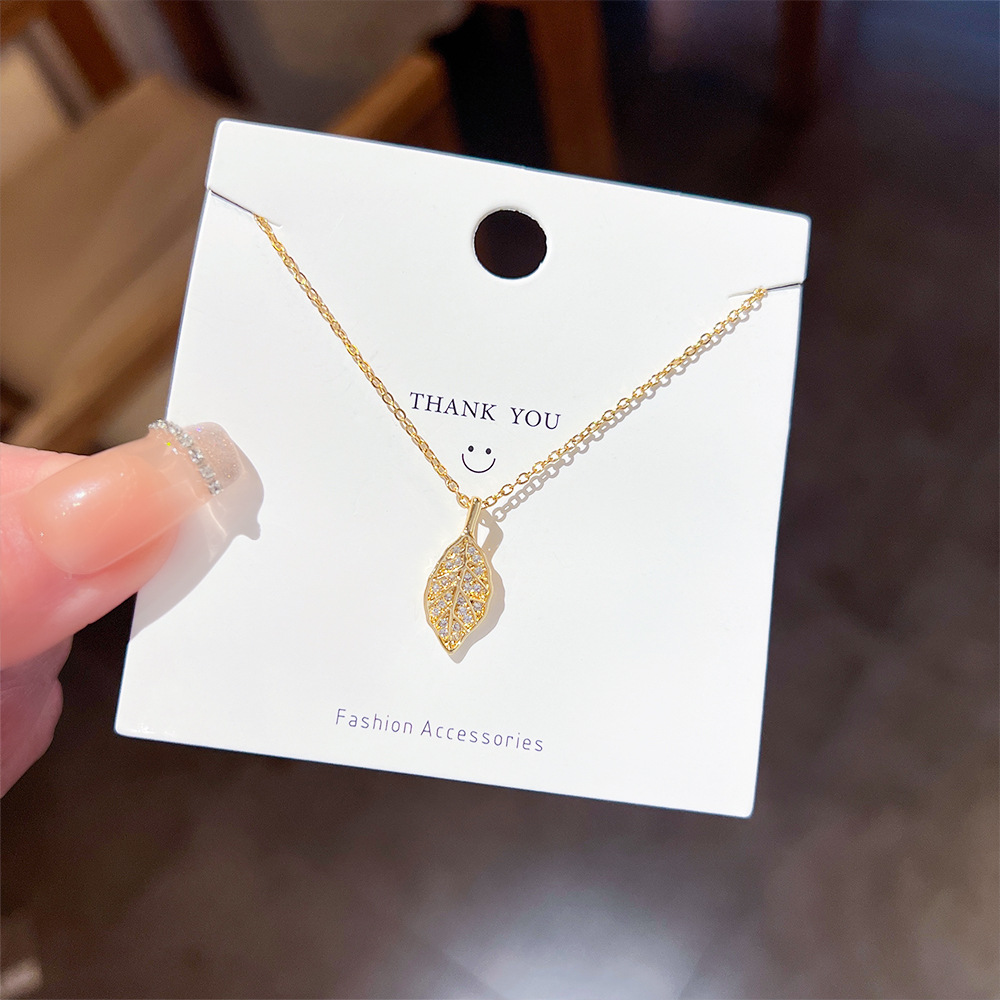 New niche design clavicle chain titanium steel necklace for women's versatile Korean version of light luxury leaf pendant INS accessories thumbnail