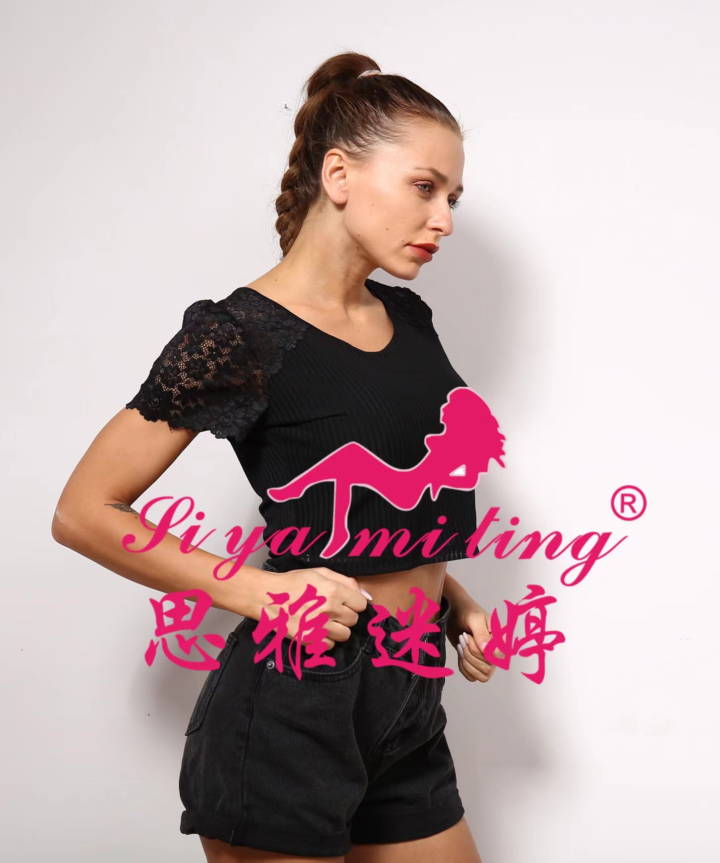 A new stylish low-neck lace base layer for women in autumn and winter, paired with a short-sleeved T-shirt and a short top Specification drawing