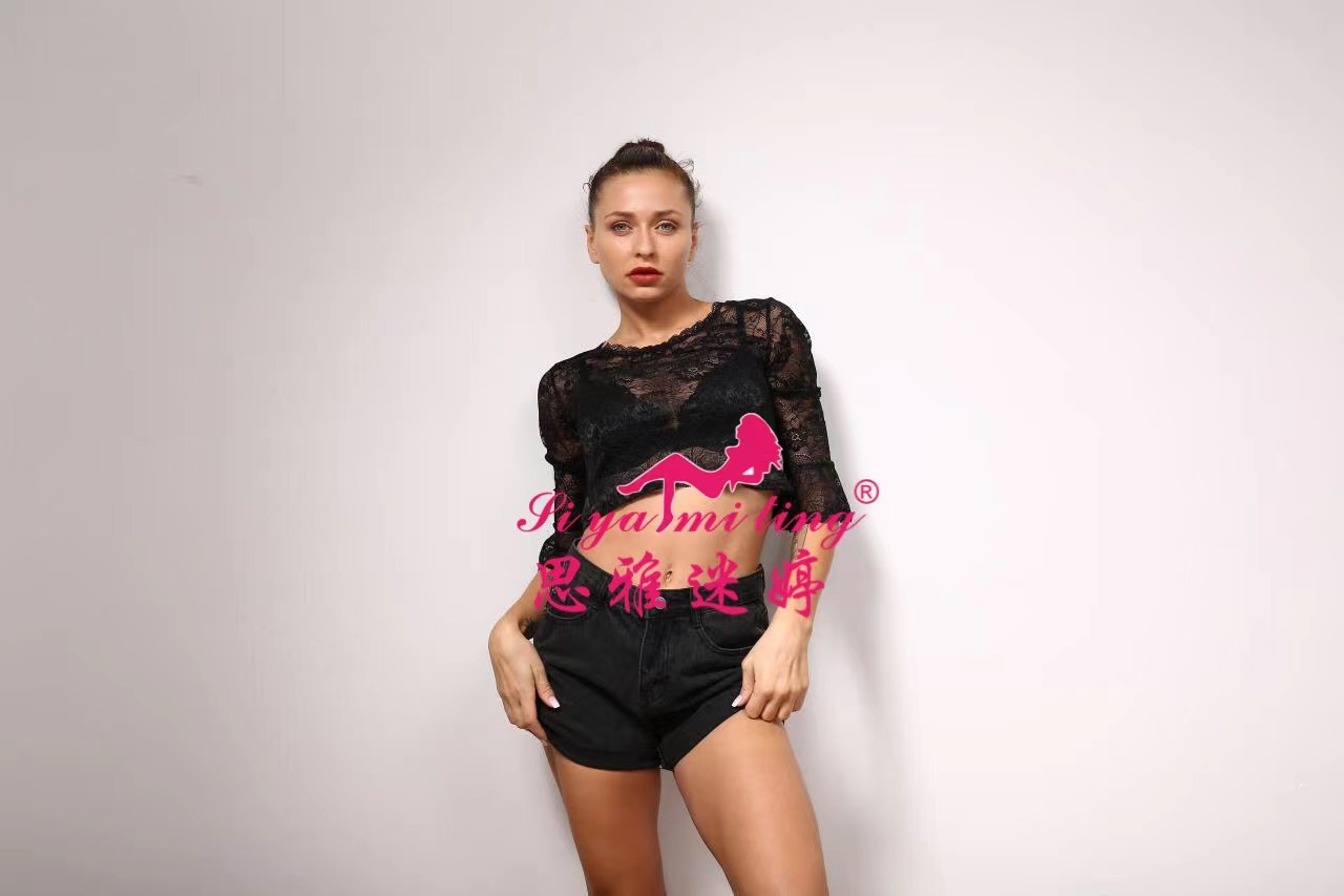 The new autumn and winter style features a semi-high-neck lace base layer for women, paired with a short-sleeved T-shirt and a stylish top Specification drawing