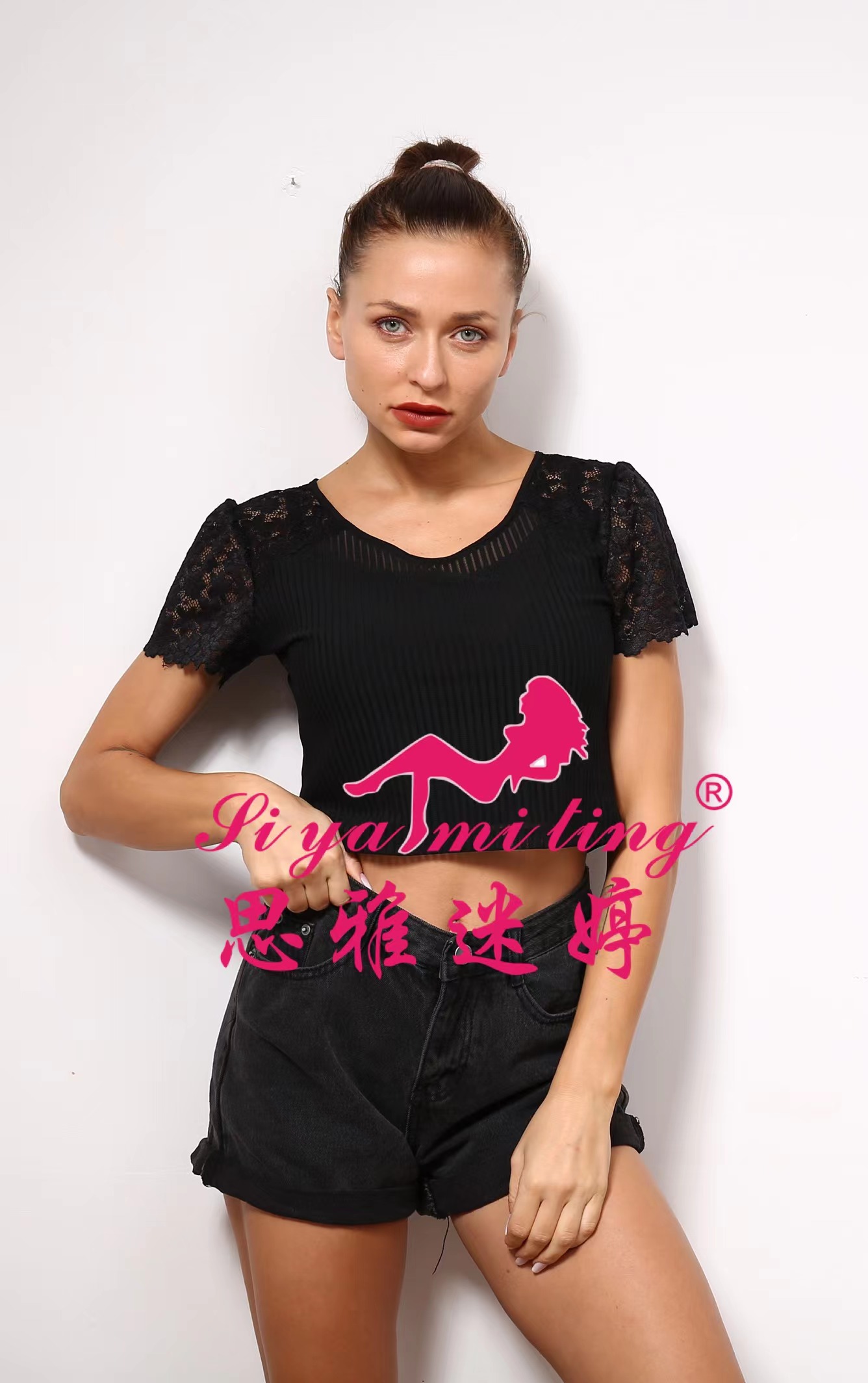 A new stylish low-neck lace base layer for women in autumn and winter, paired with a short-sleeved T-shirt and a short top details Picture
