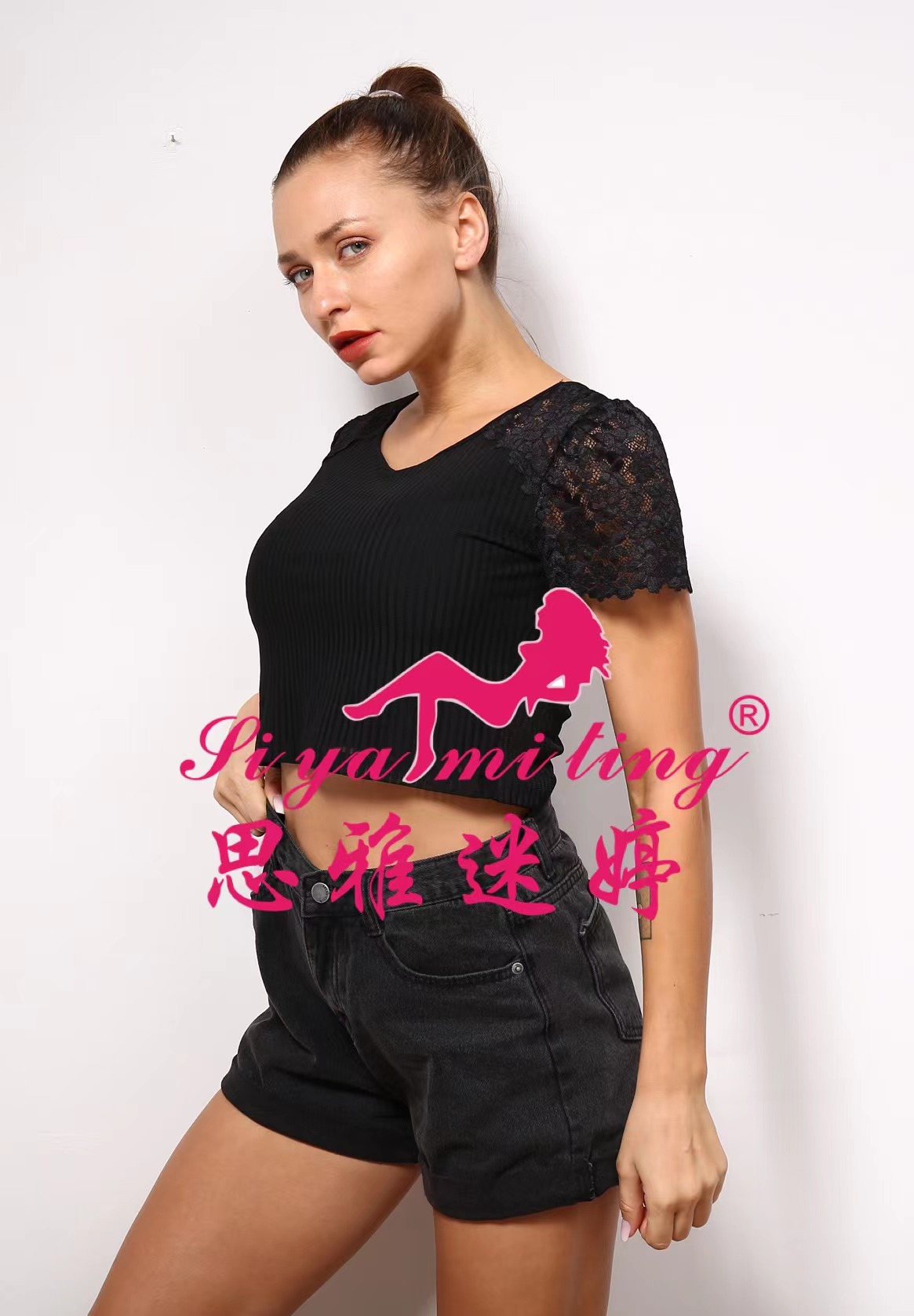 A new stylish low-neck lace base layer for women in autumn and winter, paired with a short-sleeved T-shirt and a short top Application Scenario