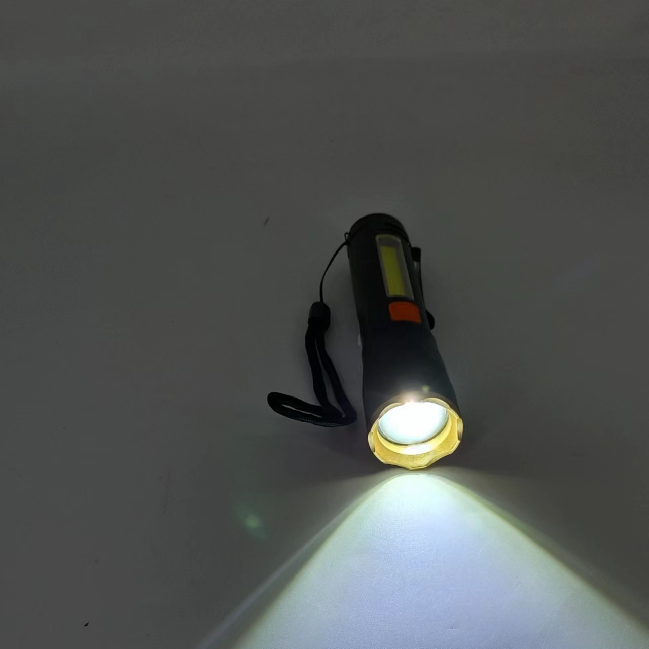 p503 Flashlight with different lighting modes