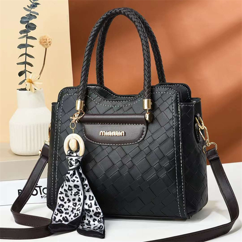 2022 autumn winter new handbag trend women's bag manufacturers wholesale a single shoulder bag 16091 details Picture