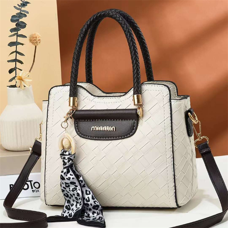 2022 autumn winter new handbag trend women's bag manufacturers wholesale a single shoulder bag 16091 Item Picture