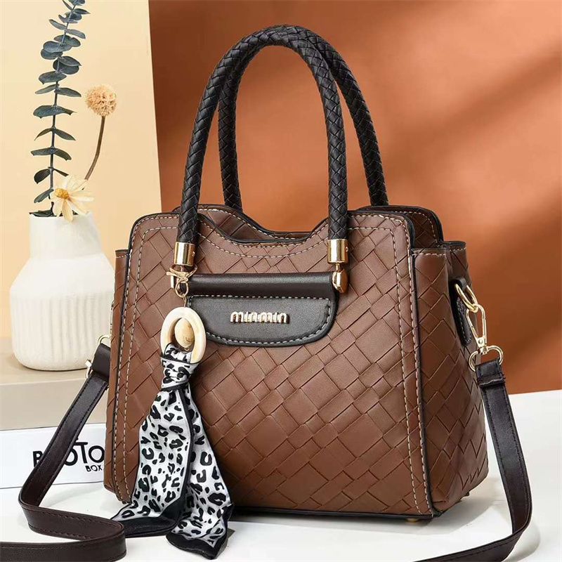 2022 autumn winter new handbag trend women's bag manufacturers wholesale a single shoulder bag 16091 Application Scenario